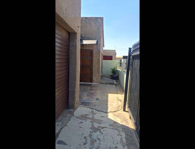 6 BEDROOM HOUSE FOR SALE IN TSAKANE EXT 12